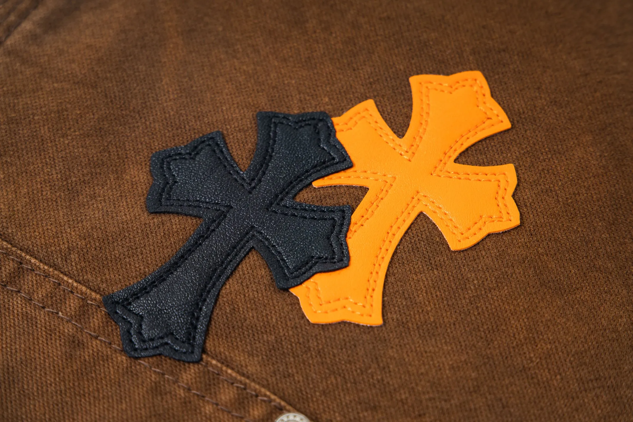 P310 💰 (Top version) Chrome Hearts brown logging orange multi-leather jeans. Multi-leather standard workwear jeans and ch jeans need to be washed and then disassembled and hand-stitched with sheepskin cross leather and then spliced to complete. The whole process is too many to explain. About Chrome Hearts This is an extremely luxurious fashion brand that can also be called the aristocrat of the high street. It has always been an exclusive brand for some hipsters or the rich second generation. Compared with ordinary high streets, it is more luxurious and noble. Compared with luxury brands, it has a more fashionable personality. It has always been a brand that I have a special liking for. Color: Brown Size: 28-30-32-34-36 (corresponding to S-M-L-XL-XXL)